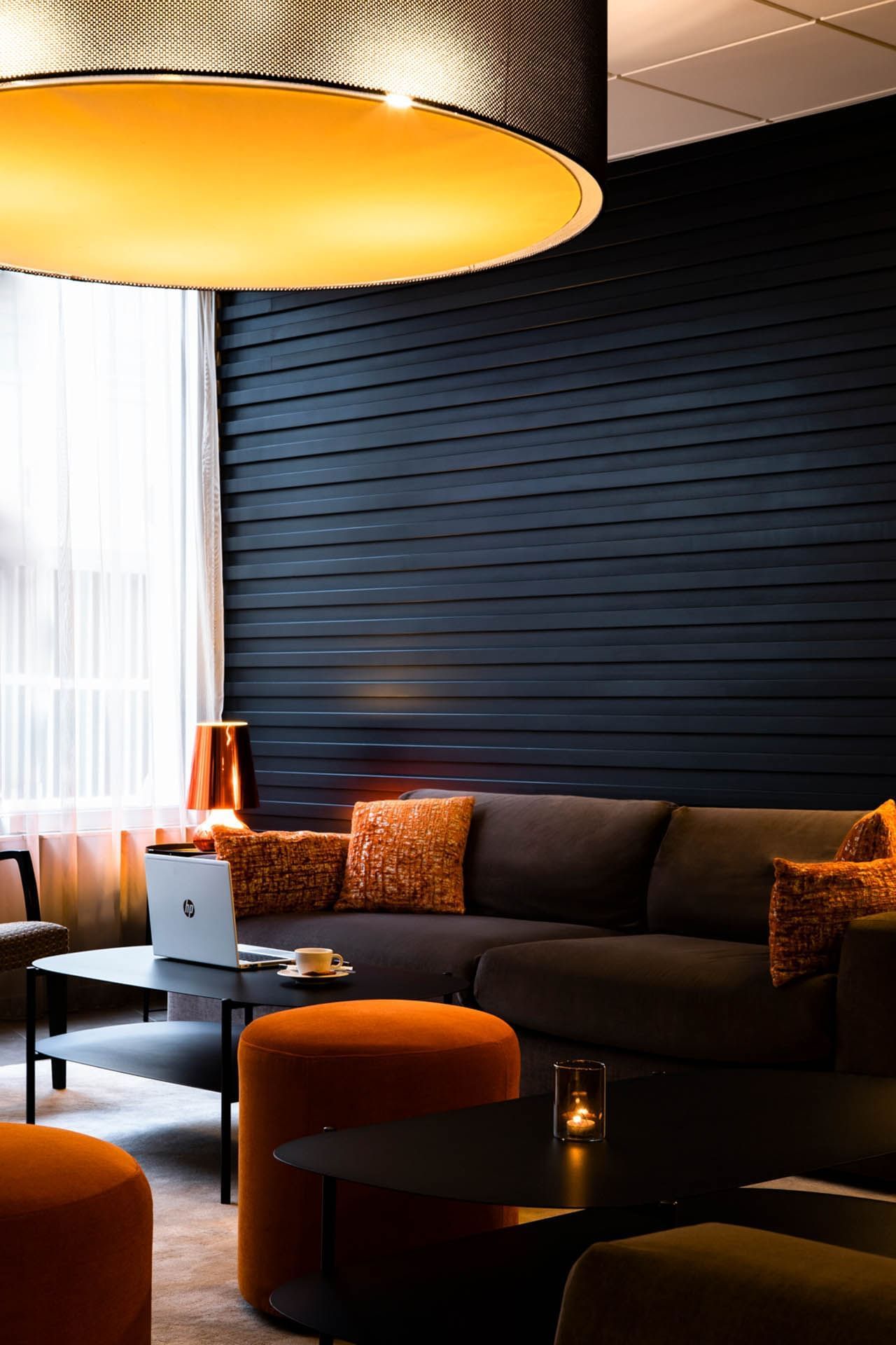 Salon avec canapé à Escale Oceania Pornichet La Baule