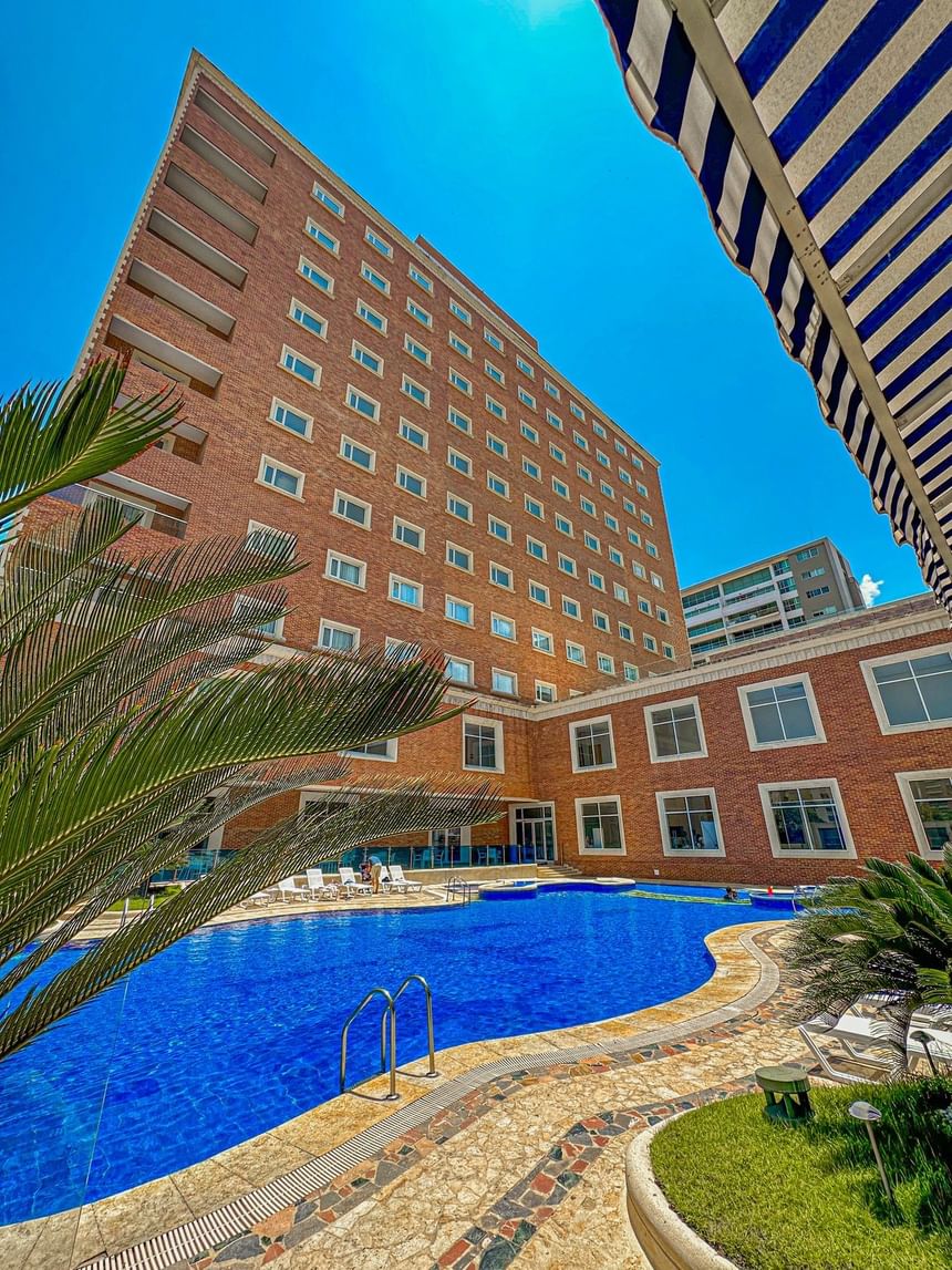 Vista exterior del Hotel Dann Carlton Barranquilla con área de piscina al aire libre