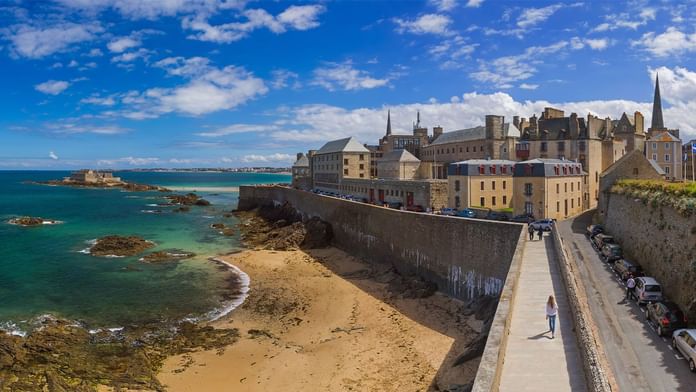 Panorama côtier et le fort avec la ville près des Hôtels Oceania