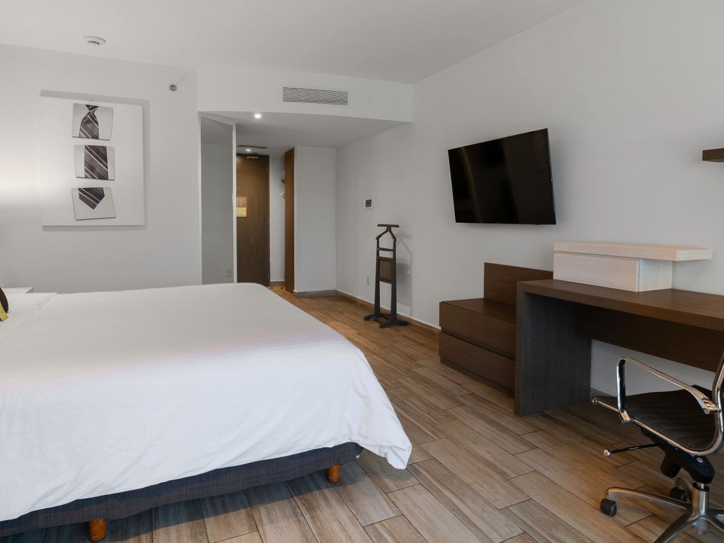 Habitación De Lujo King con cama grande, escritorio y televisión en Real Inn Perinorte, Tlalnepantla.