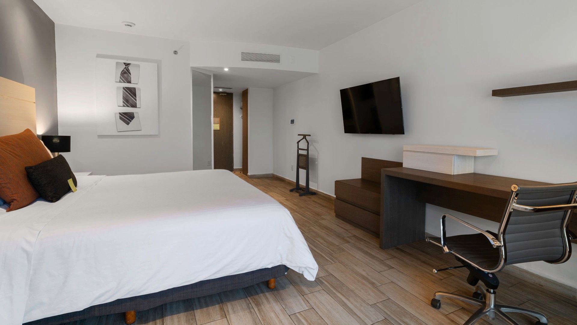 Habitación De Lujo King con cama grande, escritorio y televisión en Real Inn Perinorte, Tlalnepantla.