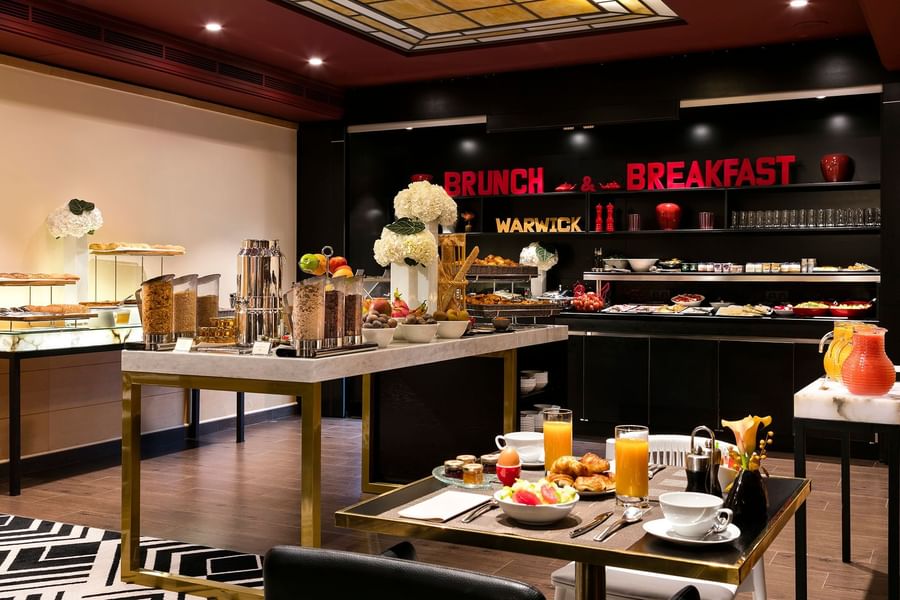 Buffet petit déjeuner à l'hôtel Warwick Paris
