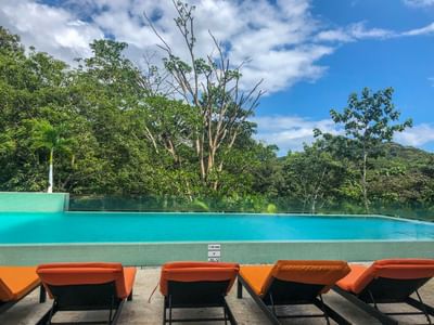 Piscina infinita con vista a la selva tropical