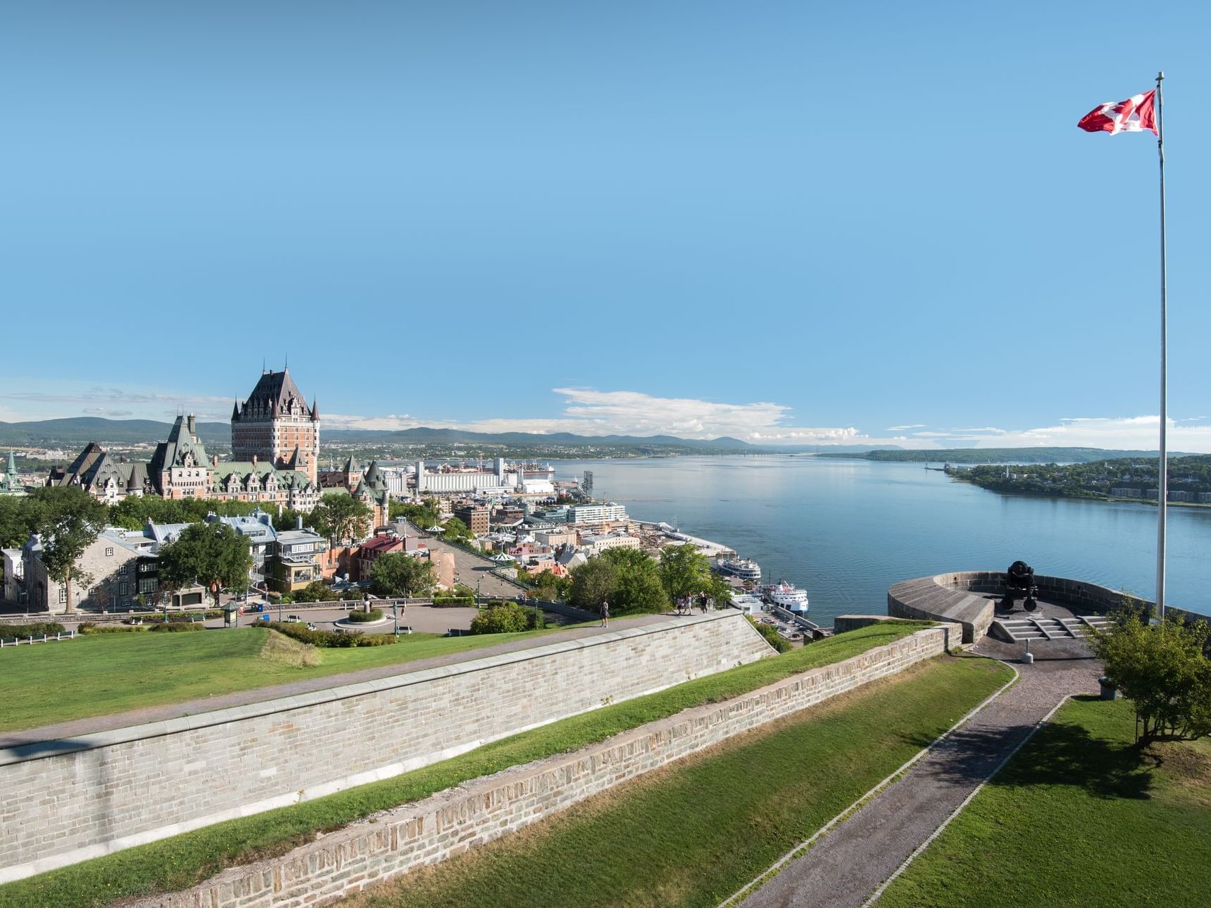 un drapeau canadien flotte près d'un Vieux-Québec