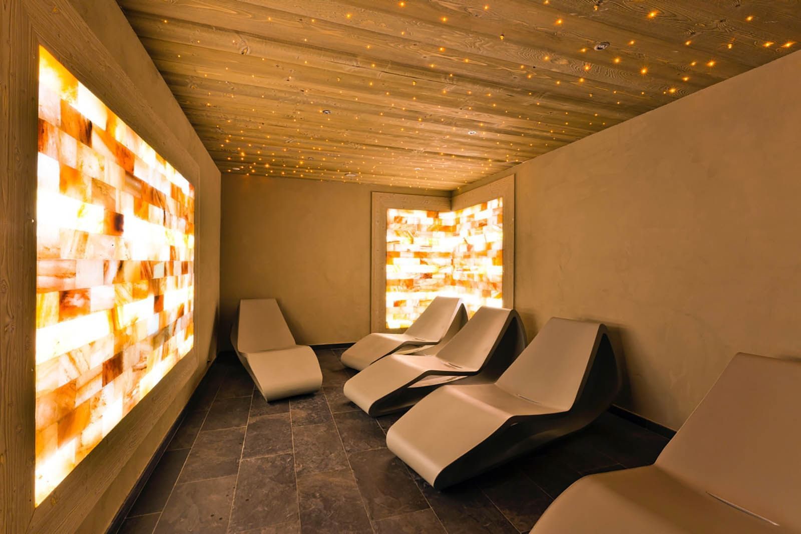 Salle de relaxation mur de sel spa hotel les gentianettes 1600 px