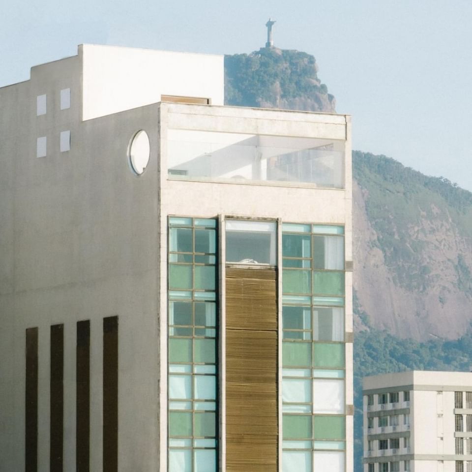 Vista da fachada do Janeiro Hotel no leblon rio de janeiro com o cristo redentor ao fundo