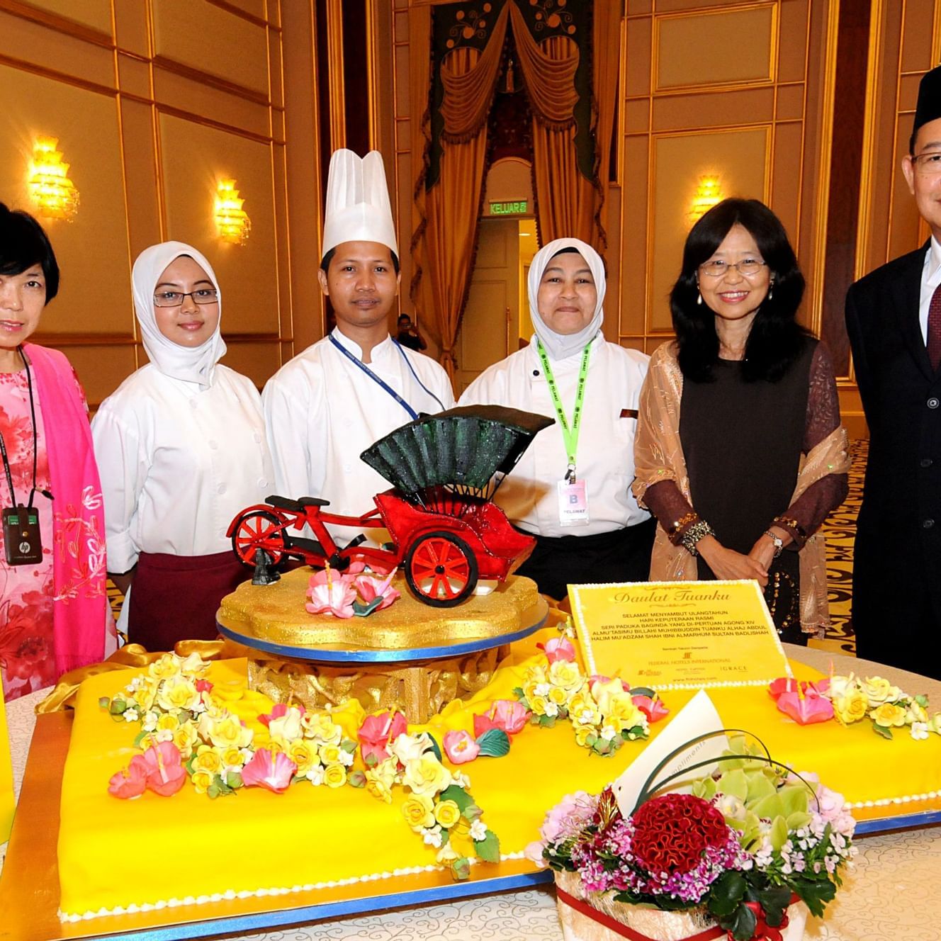 A group presented a cake to the king & queen at Federal Hotels