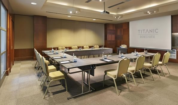 Majorca 2 toplantı salonu, Titanic Business Kartal’da U düzeninde yerleştirilmiş toplantı masası ve konforlu sandalye düzeniyle profesyonel toplantılar için ideal bir ortam sunar.