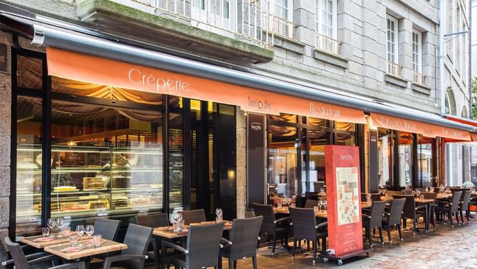 Espace de restauration extérieure au Restaurant Timothy près des Hôtels Oceania