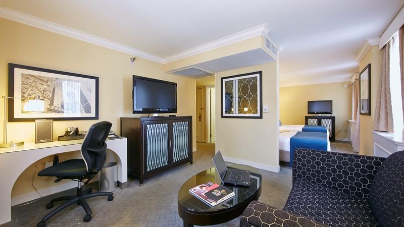 The living area of Executive Two Queen Room at Warwick Allerton - Chicago