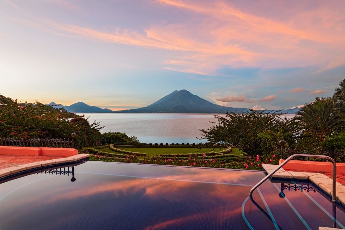 atardecer desde la piscina del hotel atitlan