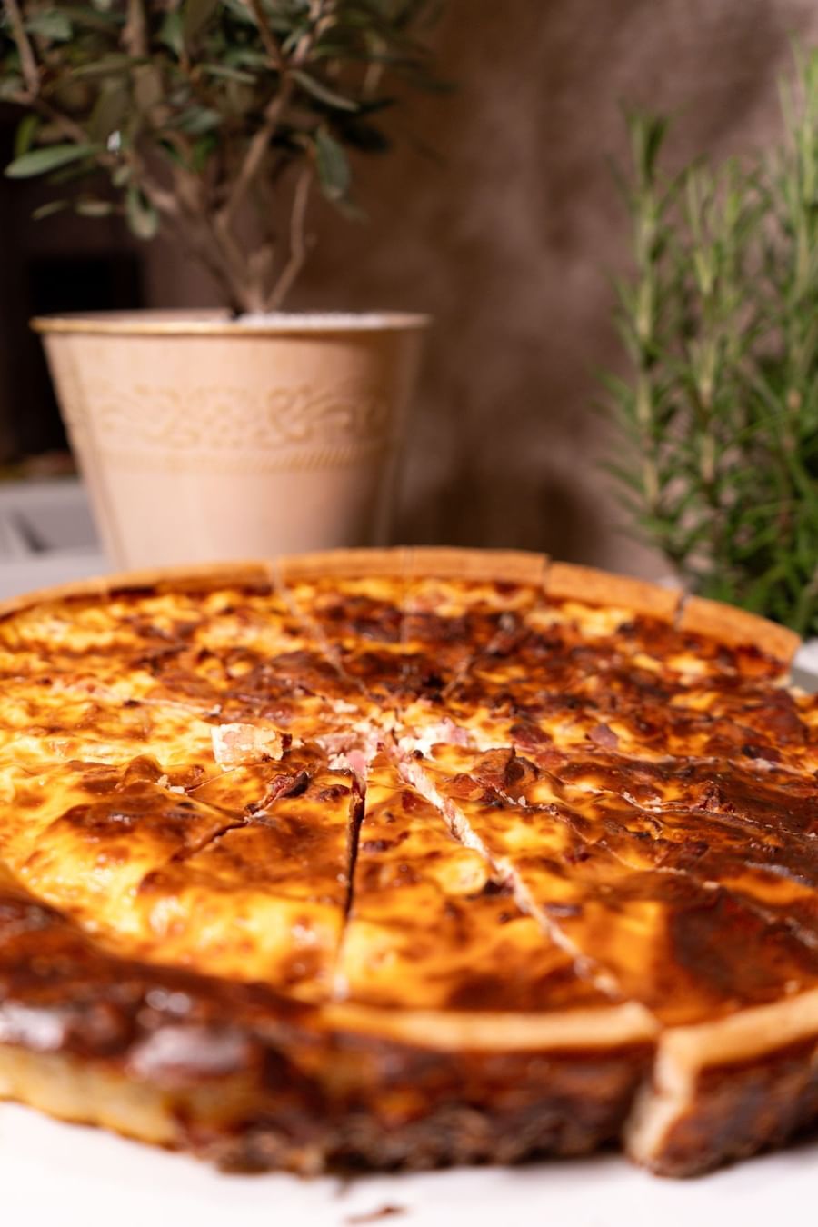 Gros plan sur une pizza au fromage en parts au Warwick Paris Champs-Élysées