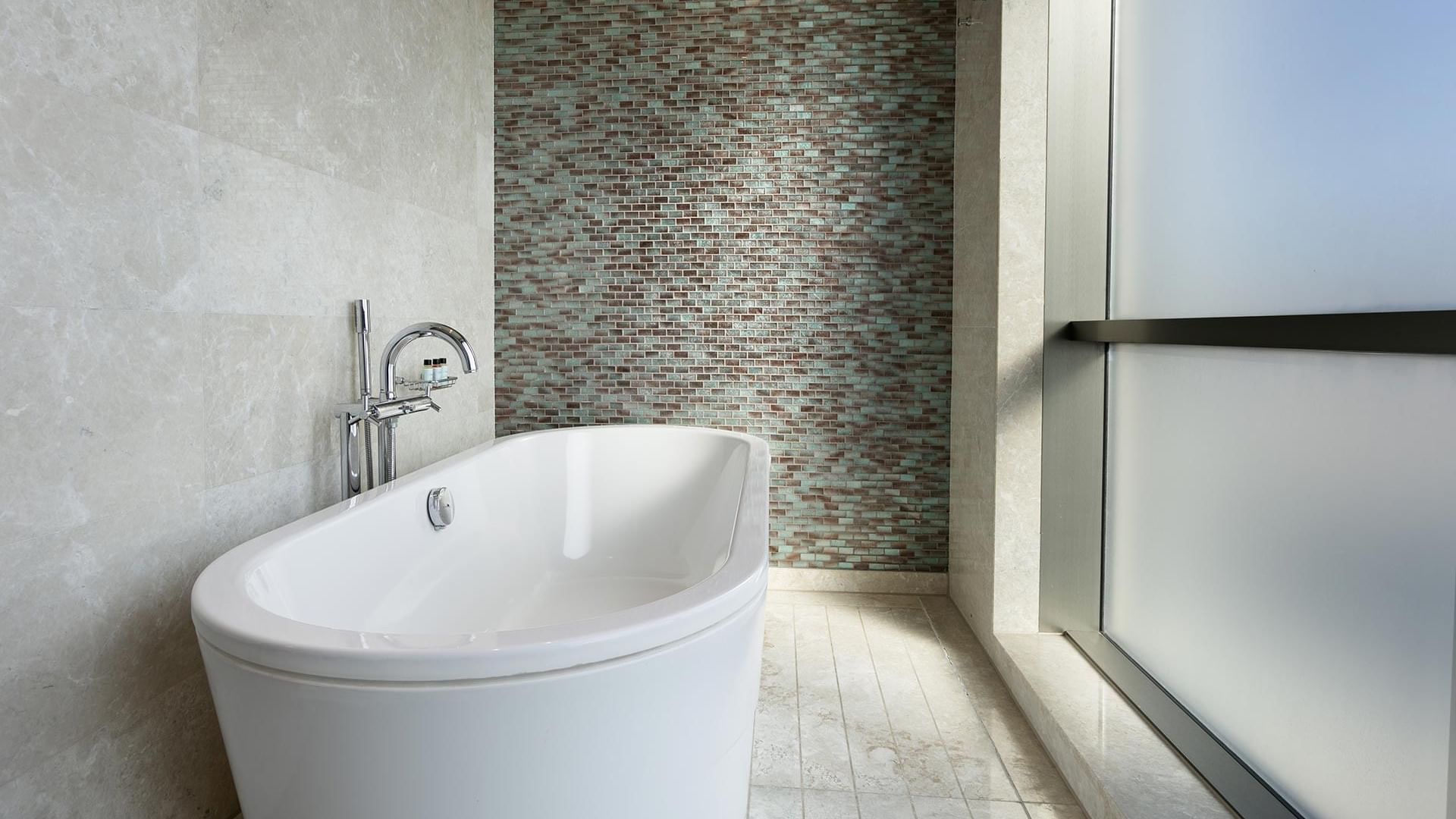 Titanic Business Kartal'daki Deluxe Odada, şık seramik bir küvet ve banyo donanımları bulunmaktadır.