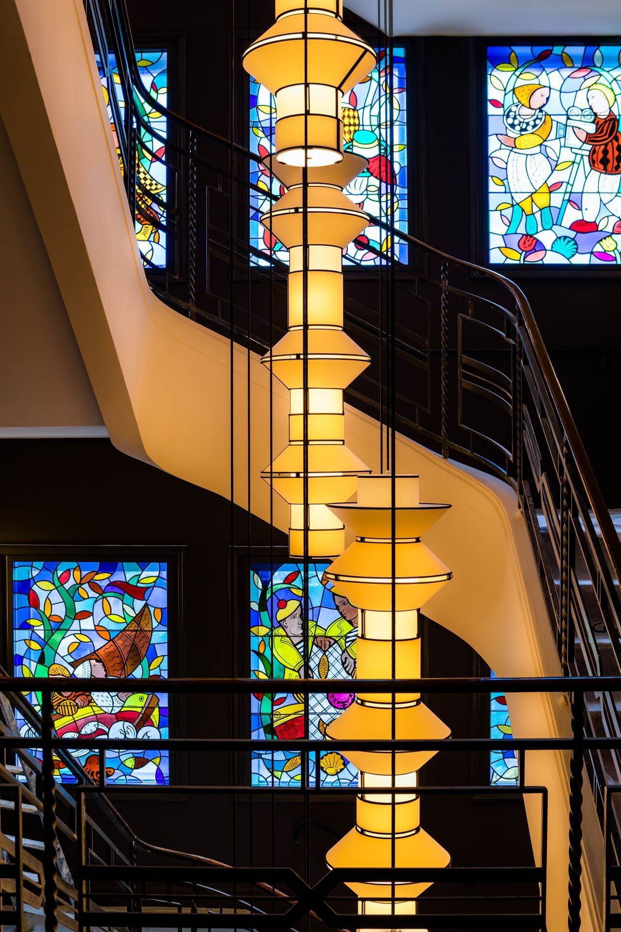 Lustre près de l'escalier du hall à l'Oceania Le Conti Brest