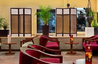 Chaises et tables modernes du bar