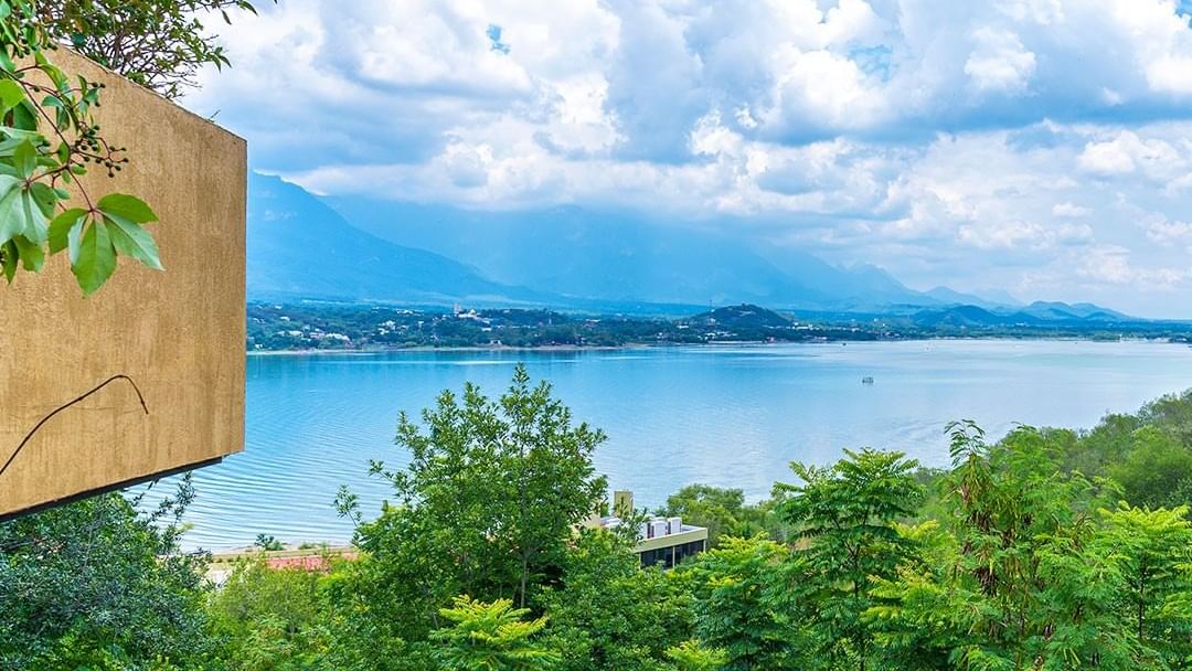 Pool and lake view of Gamma Rincón de Santiago