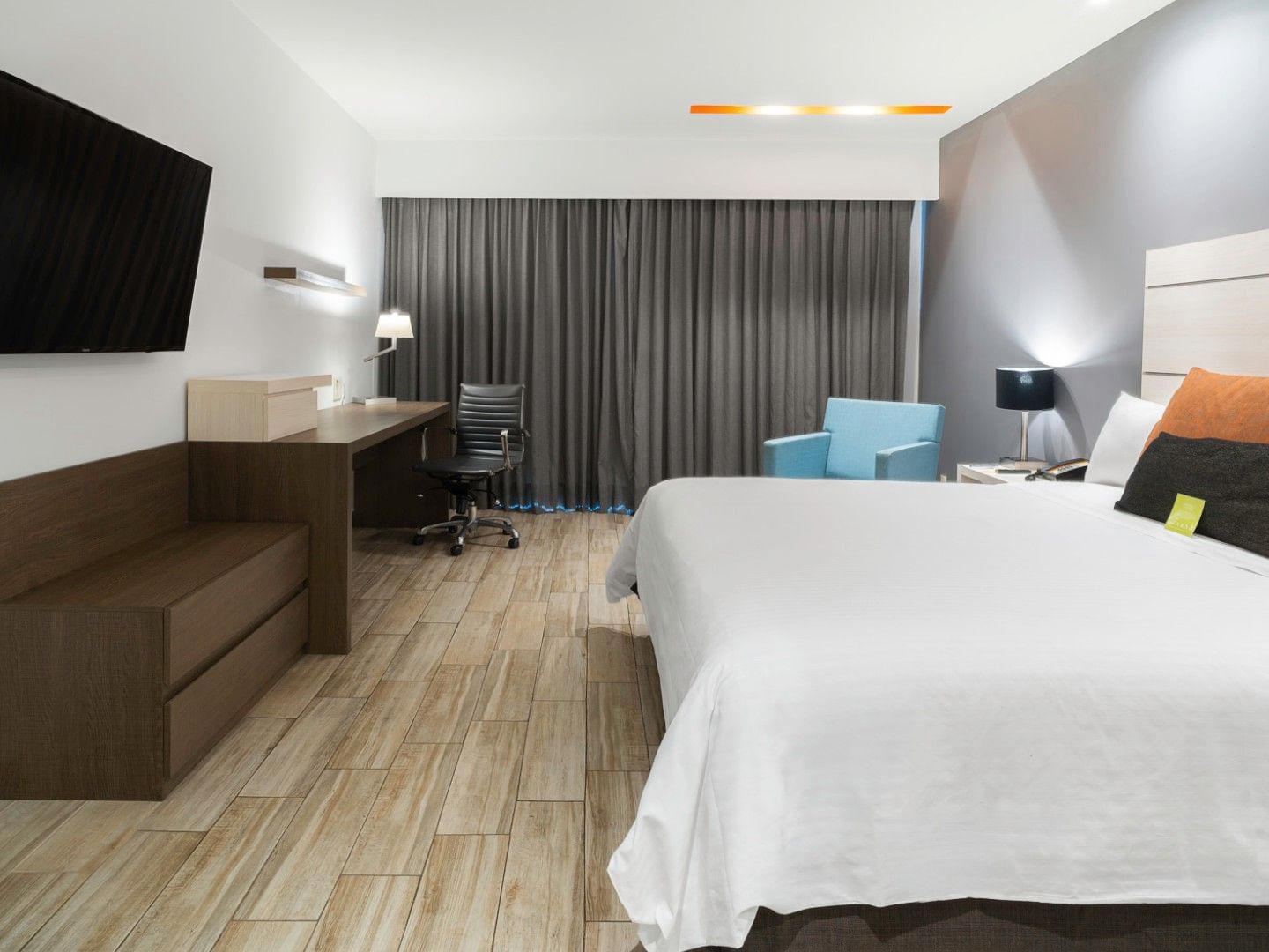 Habitación de lujo con cama King en Real Inn Perinorte, Tlalnepantla.