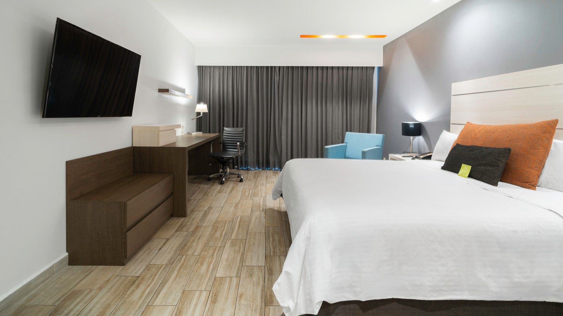 Habitación de lujo con cama King en Real Inn Perinorte, Tlalnepantla.