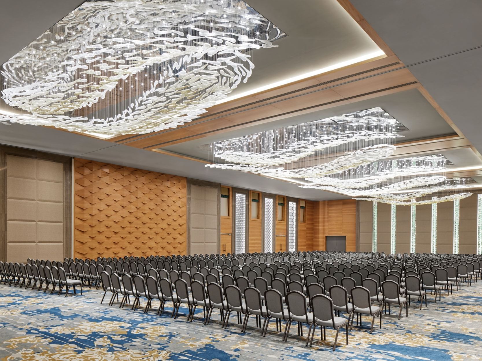 Theaterstuhl-Aufbau im Ballsaal II+III an der Titanic Chaussee Berlin