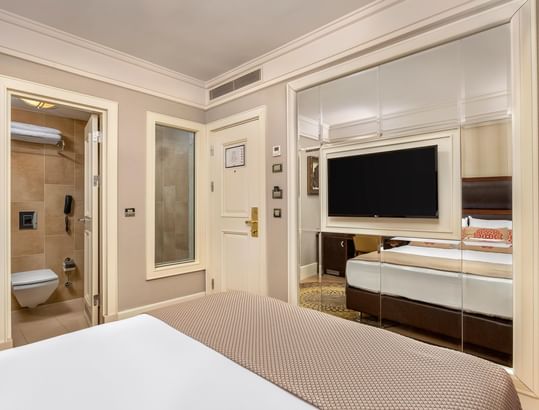 Titanic Comfort Şişli’de, büyük yataklı, duvara monte televizyonlu ve ebeveyn banyosuna bakış sunan Ekonomi Oda.