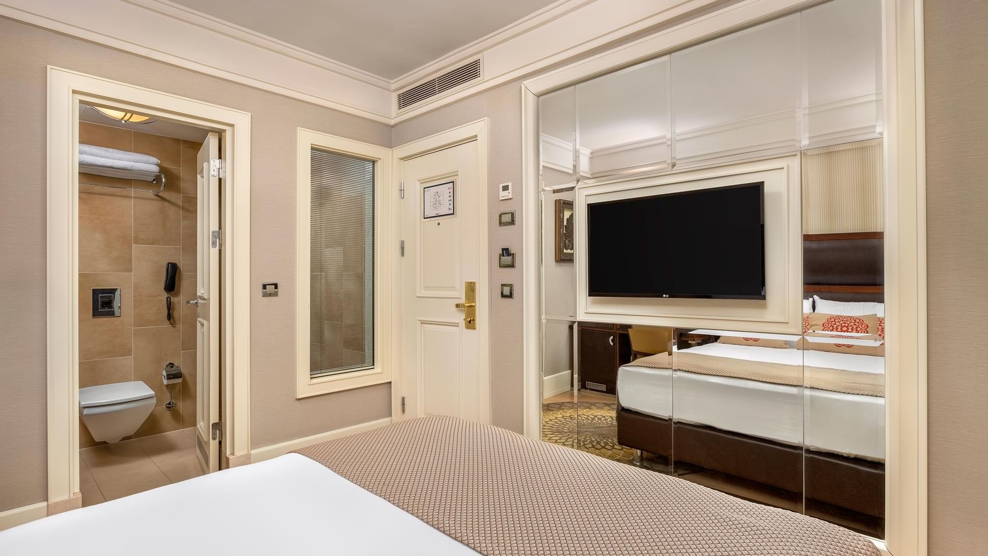 Titanic Comfort Şişli’de, büyük yataklı, duvara monte televizyonlu ve ebeveyn banyosuna bakış sunan Ekonomi Oda.