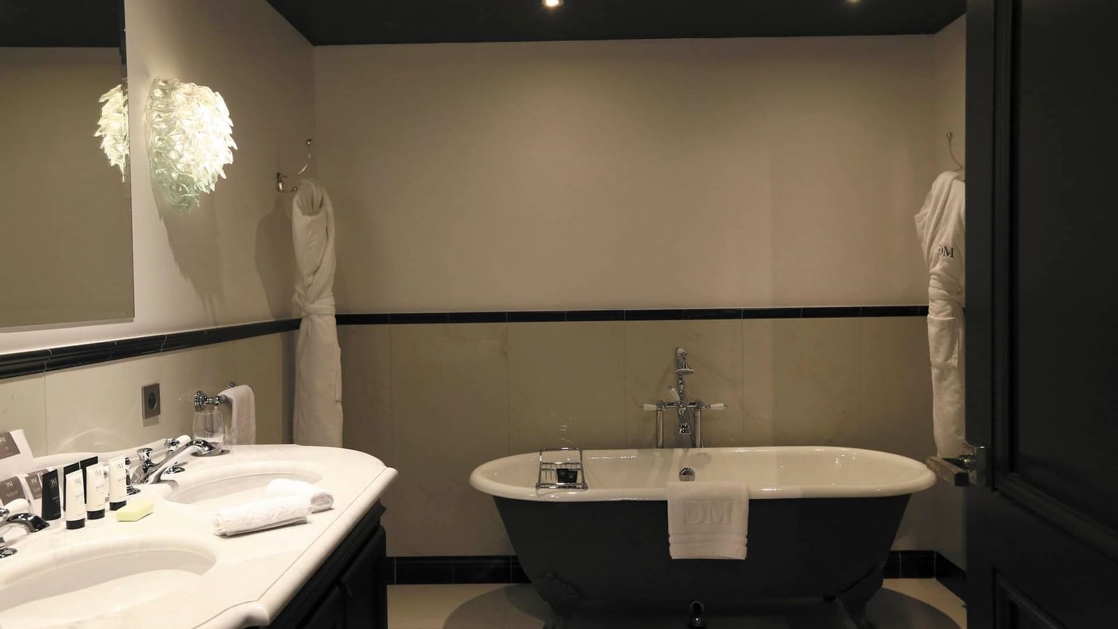 Baignoire et lavabo dans une chambre classique au Domaine De Manville