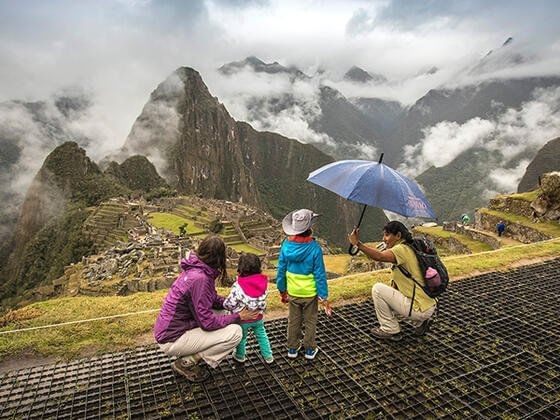 turistas explorando las montanas de Machu Picchu con un guia cerca de Sumaq Hotel