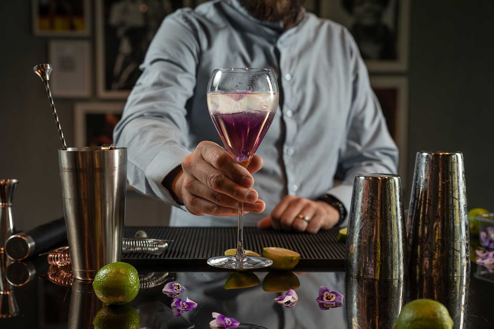 Barkeeper mixt Cocktails