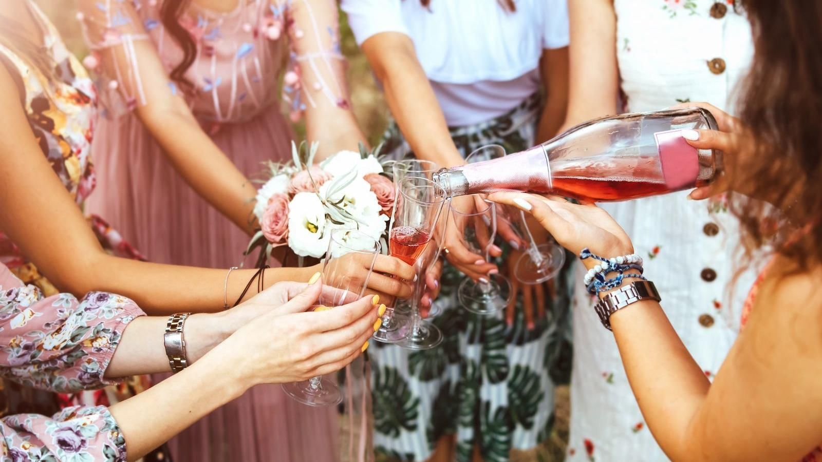 Girls pouring wine to glasses at Grand Fiesta Americana