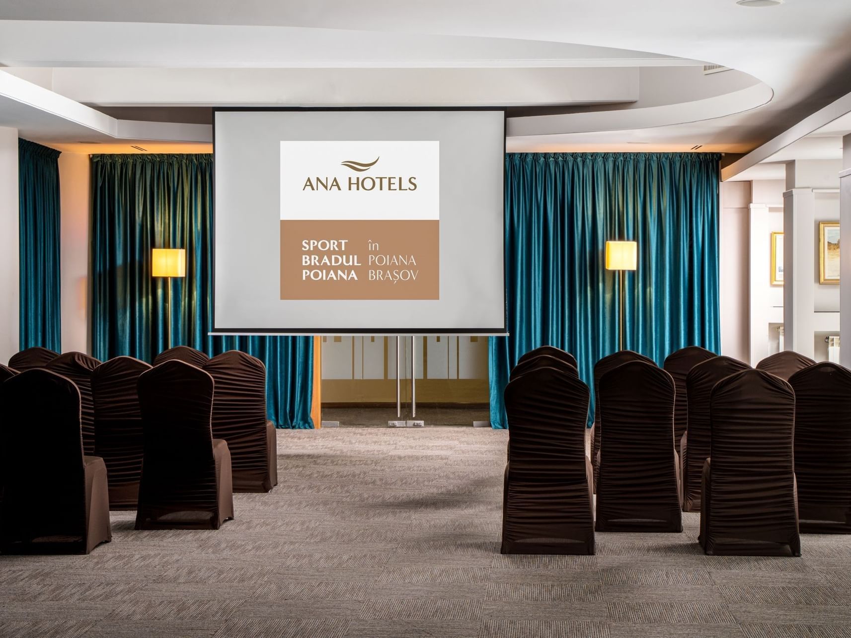 Theater set-up in Tisa 2 meeting hall at Ana Hotels Bradul Poiana Braşov