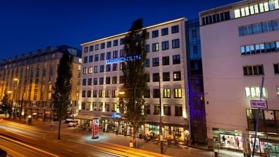 Außenansicht des Flemings Hotel München City bei Nacht