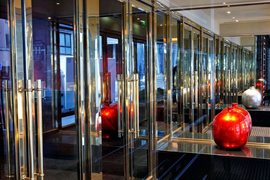 Entrée de l'hôtel Warwick Paris