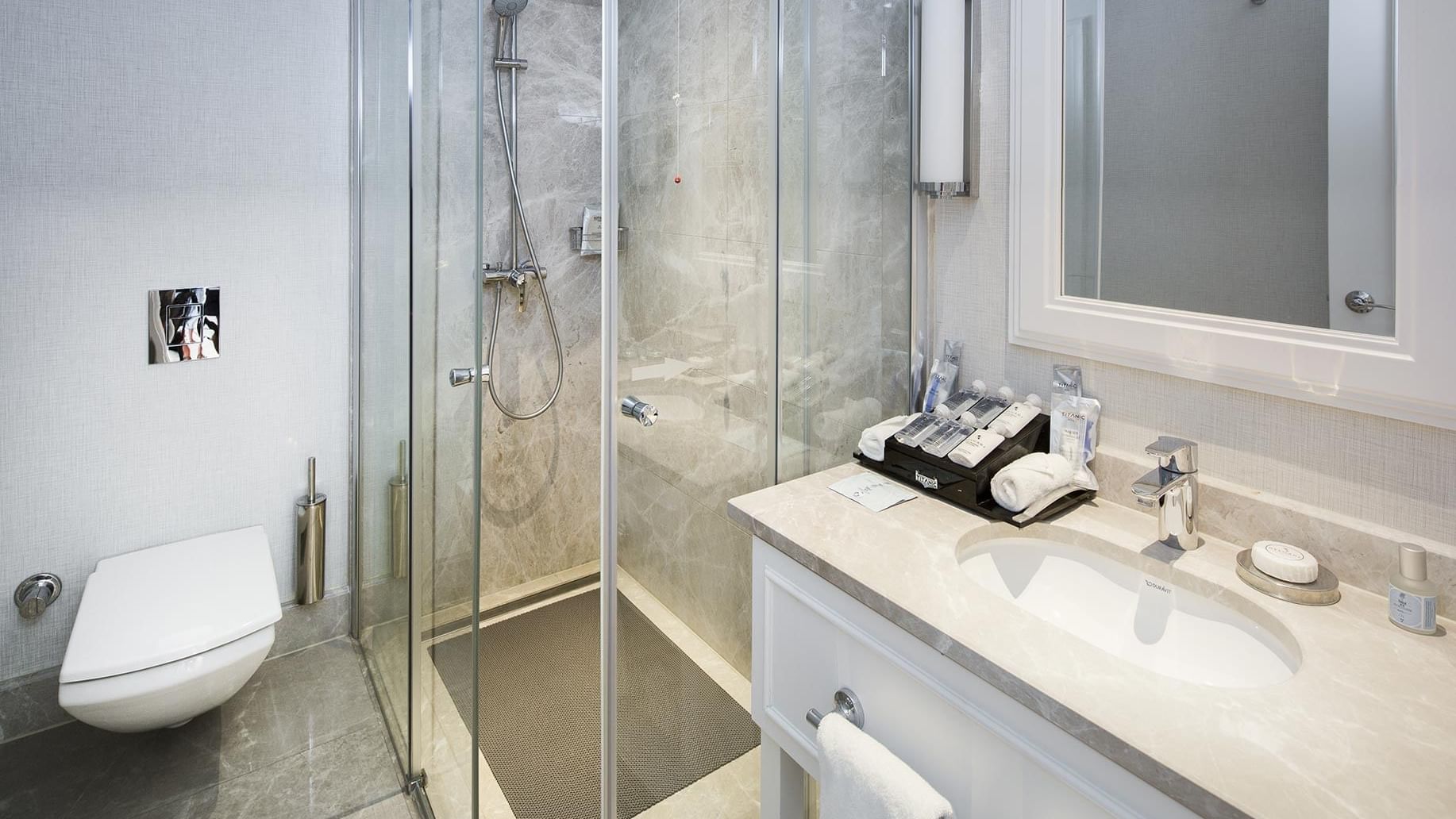 Ванная комната виллы Superior в Titanic Deluxe Golf Belek — стиль и функциональность в каждой детали.