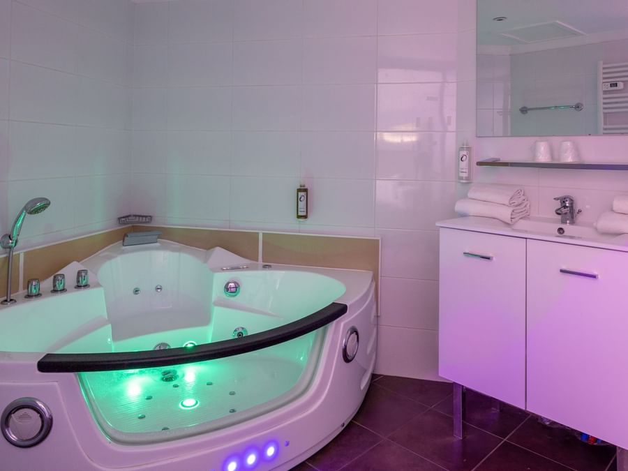 Electric Jacuzzi in Hotel Les Domes at The Originals Hotels