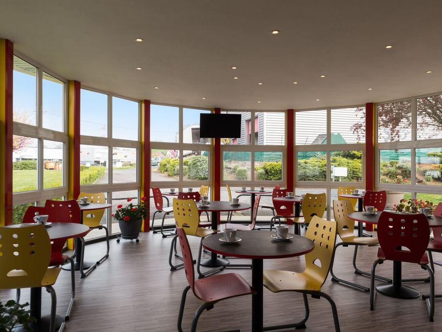 Dining area with an outside view at Hotel aurillac airport