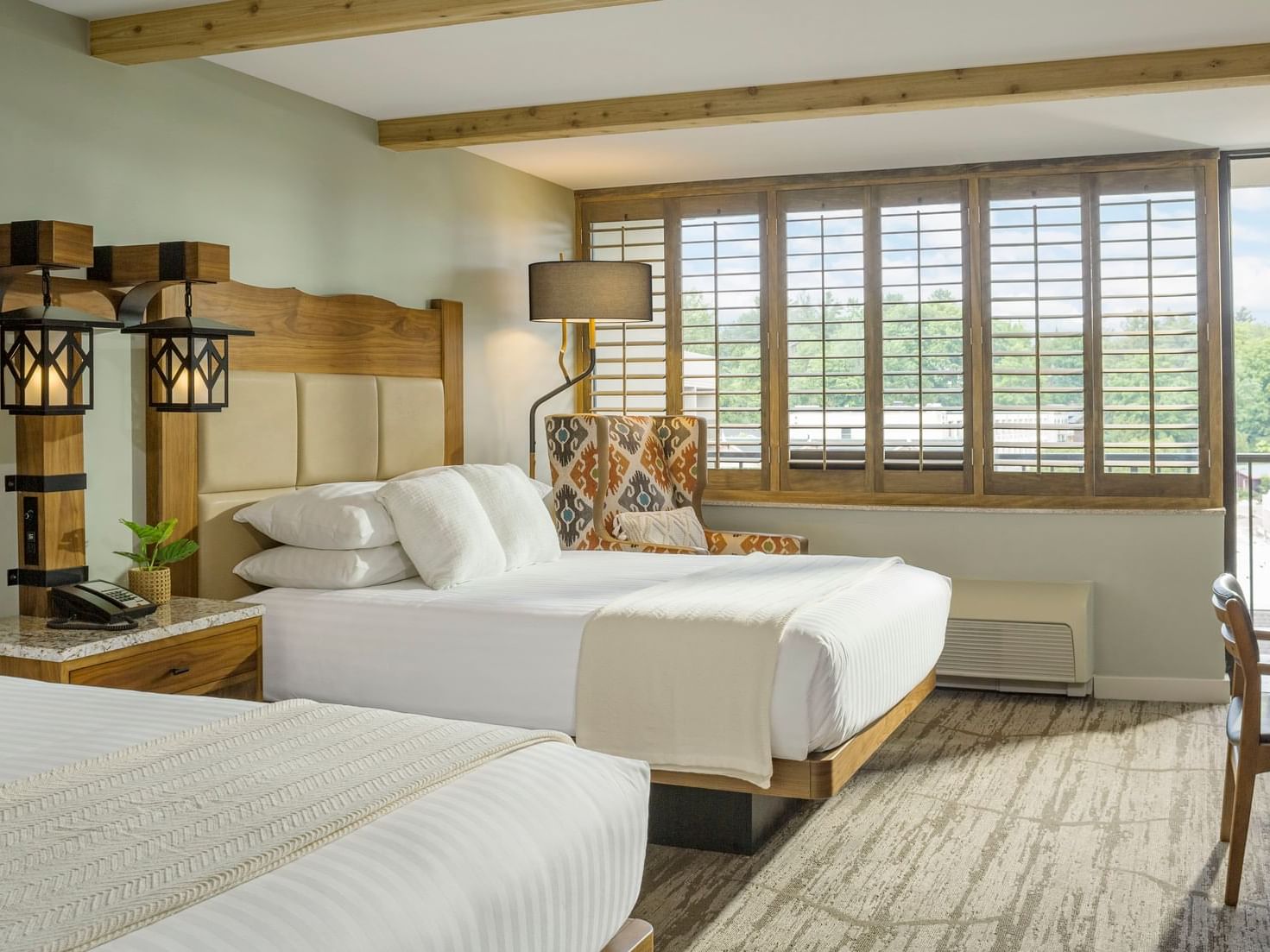 Interior of Mountain View Double Queen room at Peaks Resort