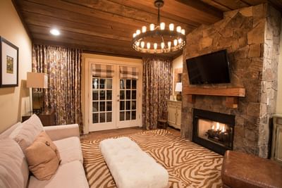 Deluxe Suites & Cottages with double bed, TV and fireplace at inn at willow grove