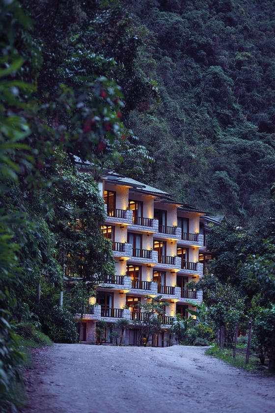 Fachada Sumaq, imagen del hotel rodeado de el verdor de la monta