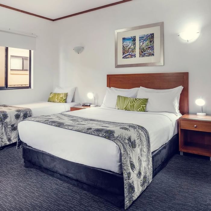 Superior Twin room with a workstation at Darwin Airport Hotels