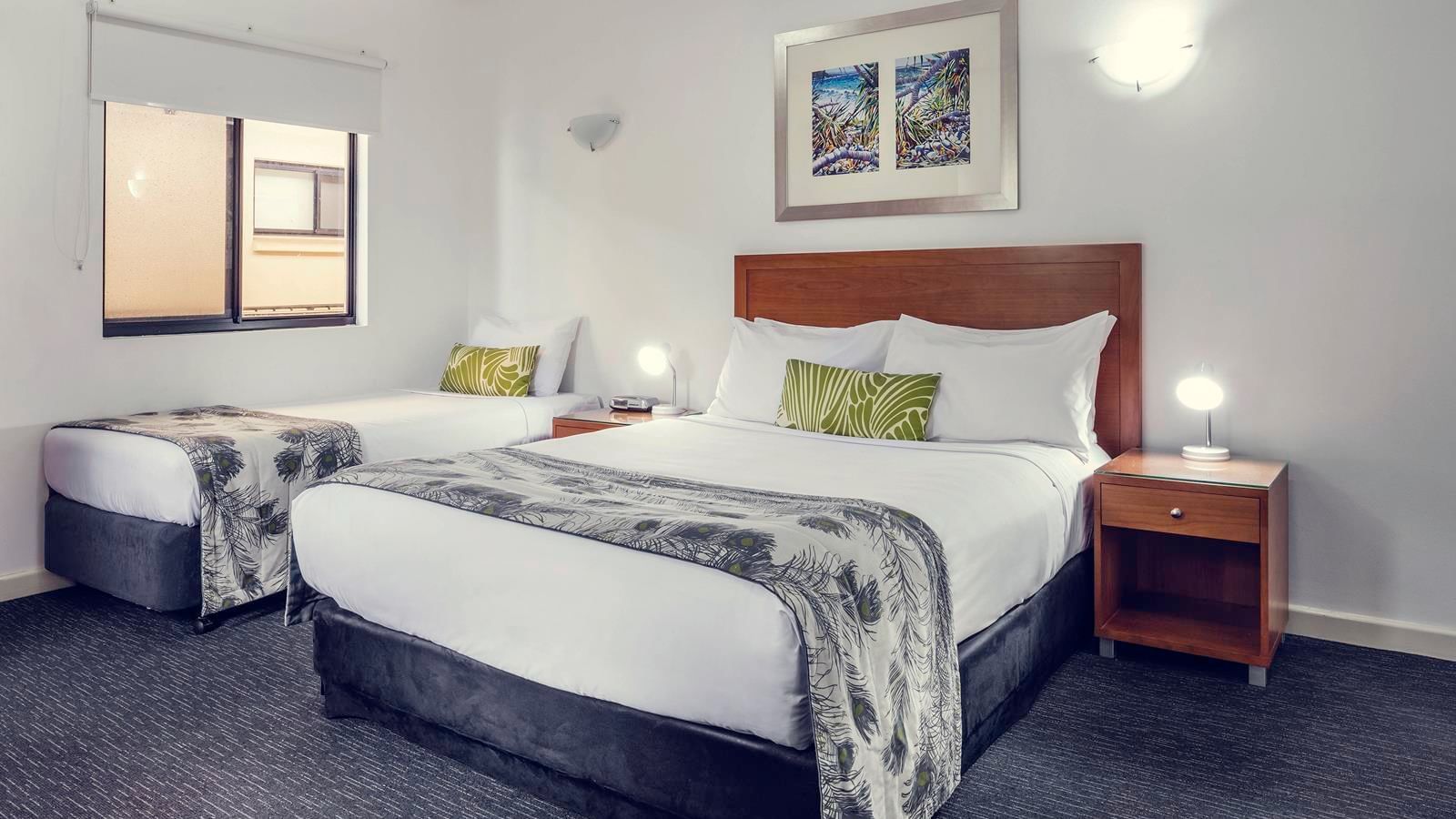 Superior Twin room with a workstation at Darwin Airport Hotels