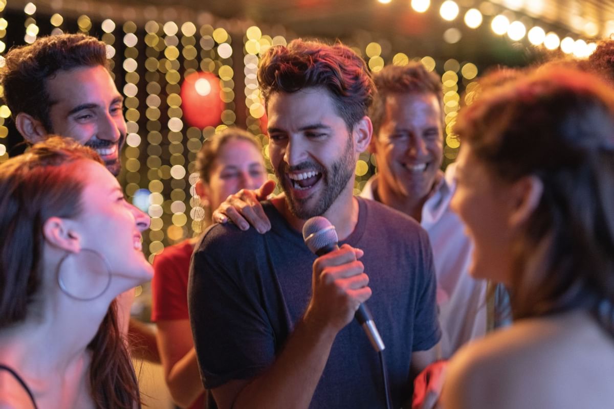 Un hombre cantando en una fiesta nocturna de karaoke en Fiesta Inn
