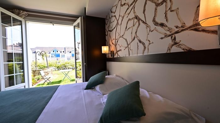 Chambre confortable avec vue sur le jardin à Hôtel La Marébaudière.