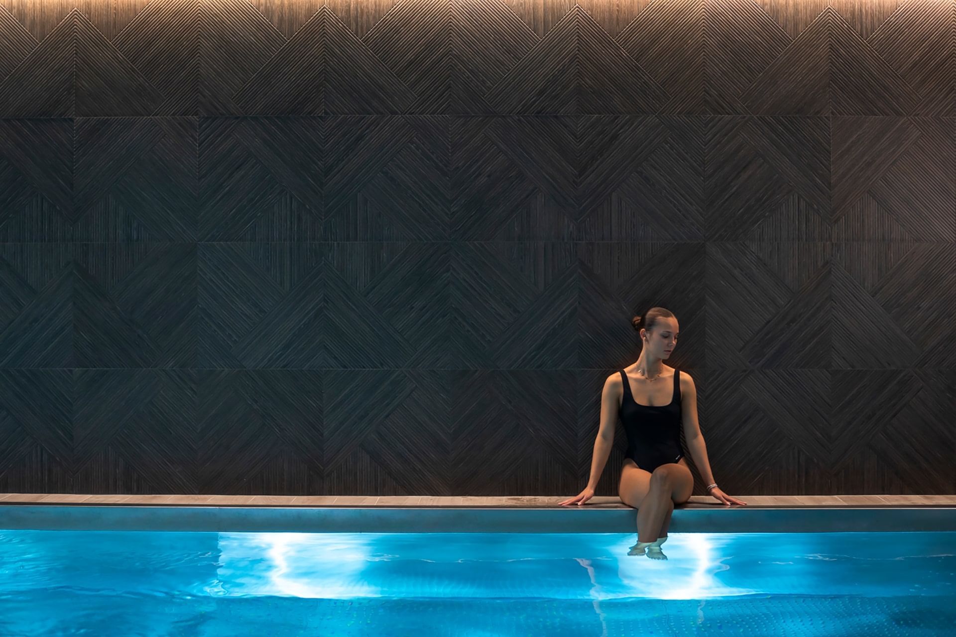 Espace piscine intérieure avec chaises longues à Oceania Hotels