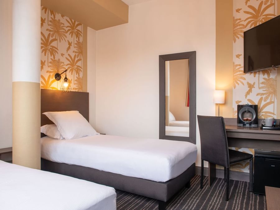 Two single beds in Standard Twin Room at Hôtel de l'Europe