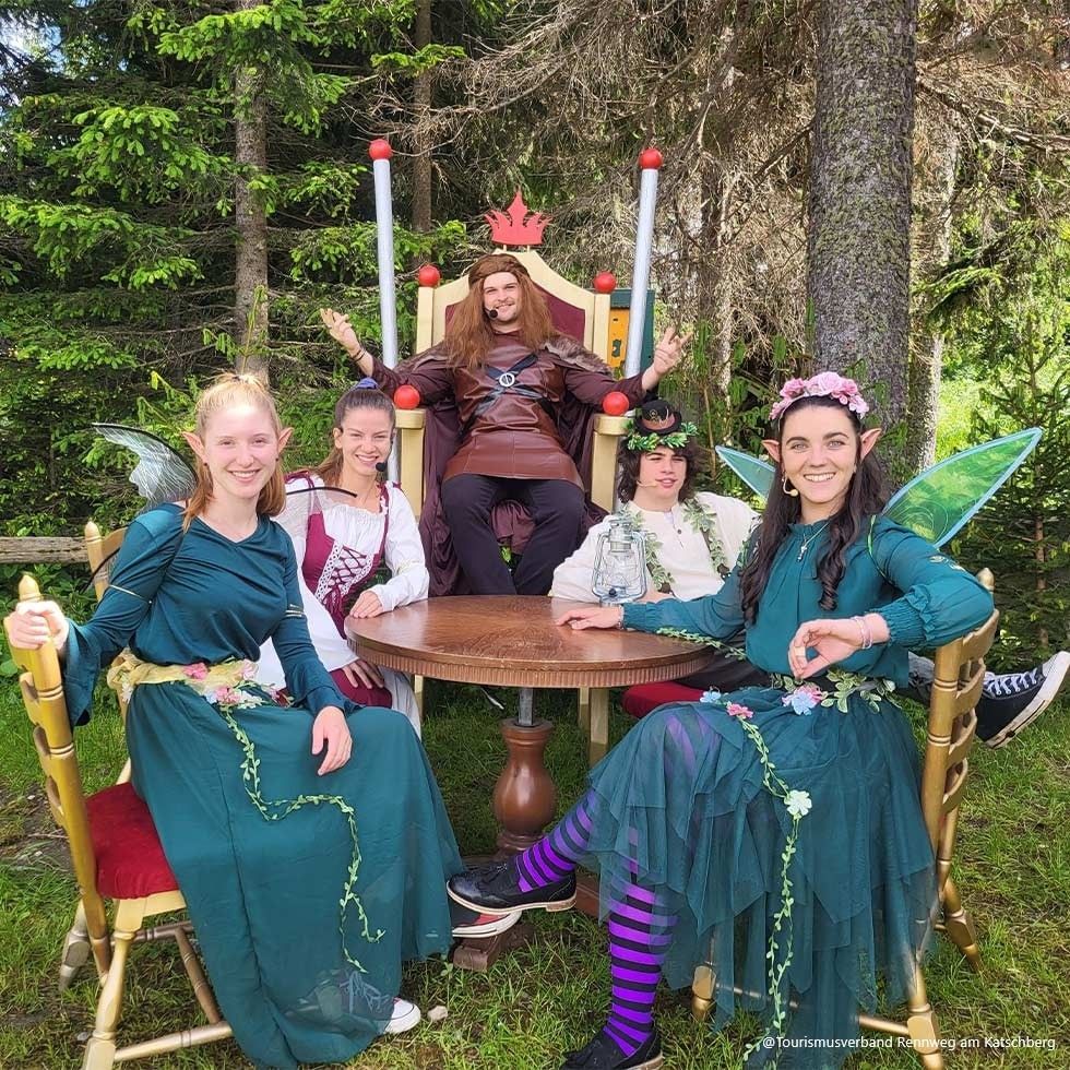 Personaggi vestiti da fiaba in un teatro per famiglie al Katschberg.