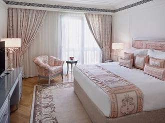 TV & King bed in 3-bedroom Penthouse at Palazzo Versace