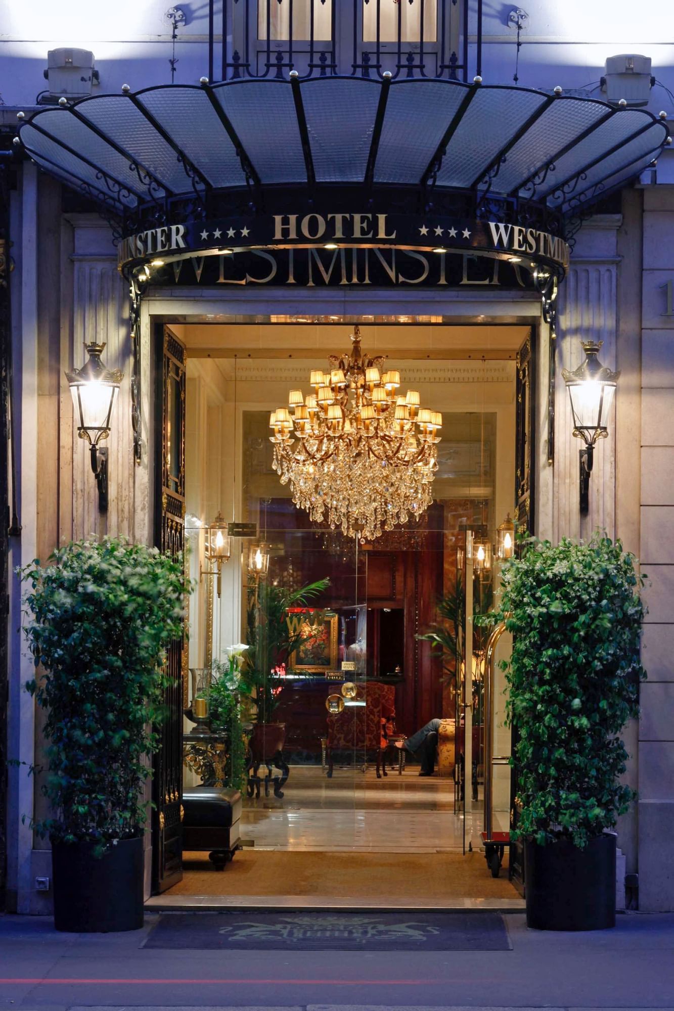 Entrée de l’Hôtel Westminster Warwick Paris