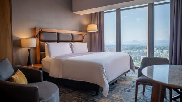 Fiesta Club, 1 king with comfy bed and chairs at Fiesta Americana Viaducto Aeropuerto