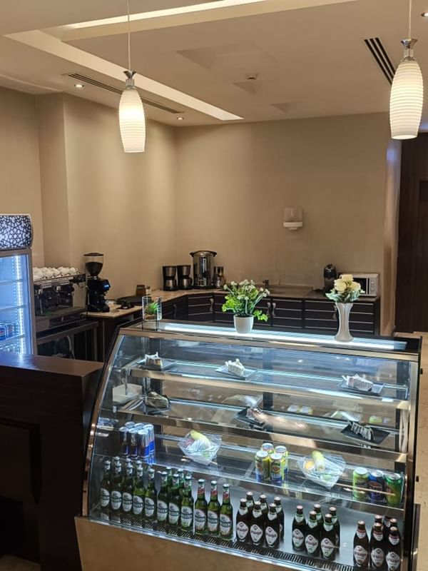 صندوق مليء بالمعجنات ومعبأ في مقهى فنادق ومنتجعات وارويك