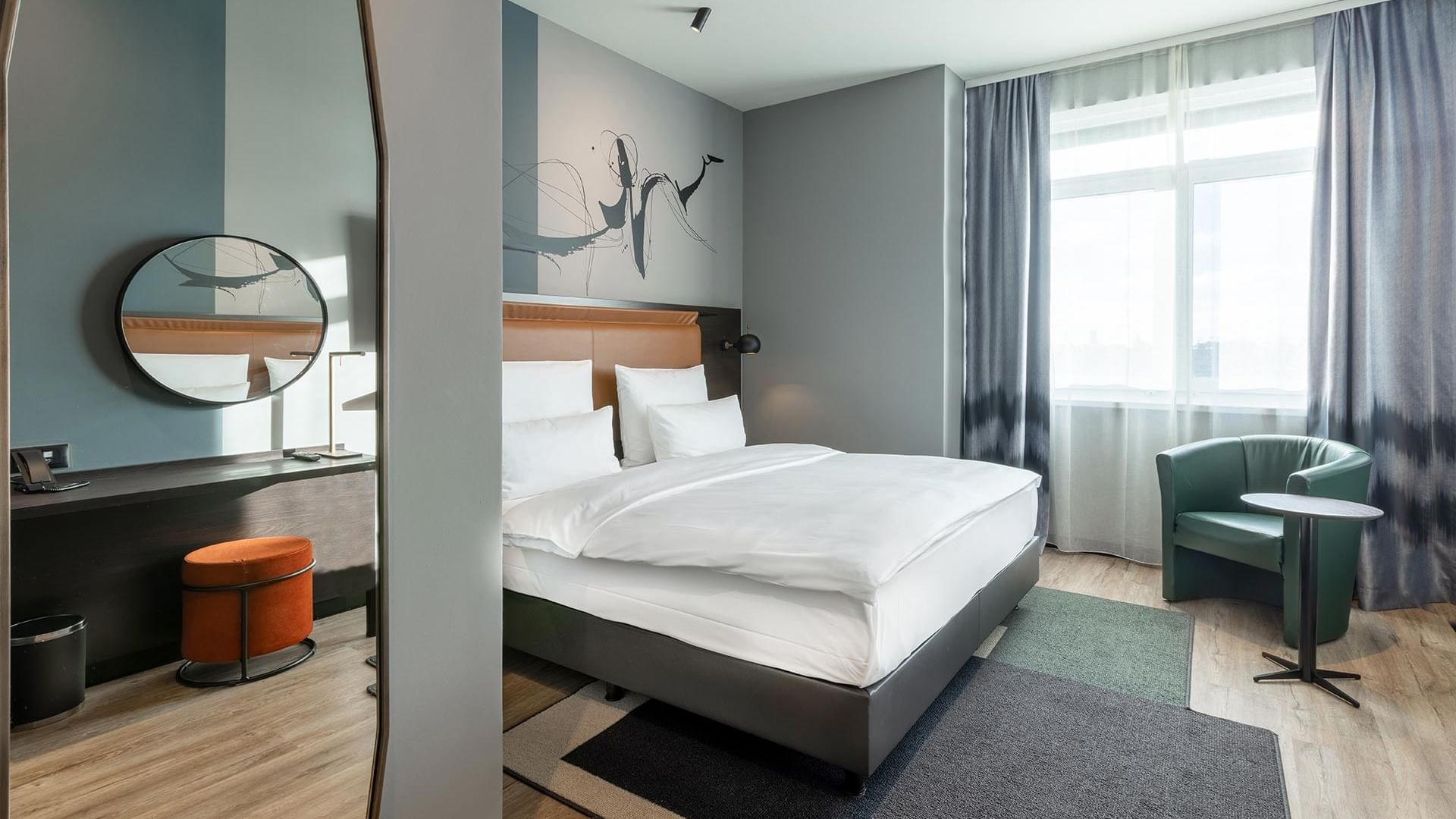 Bequemes Bett mit Kopfteil im Classic Zimmer im Titanic Comfort Kurfürstendamm